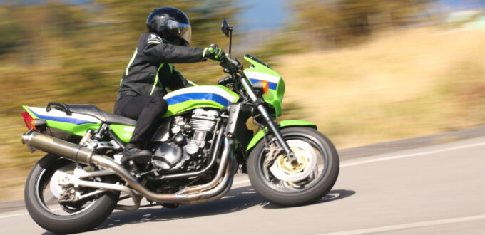 バイクに乗っている人