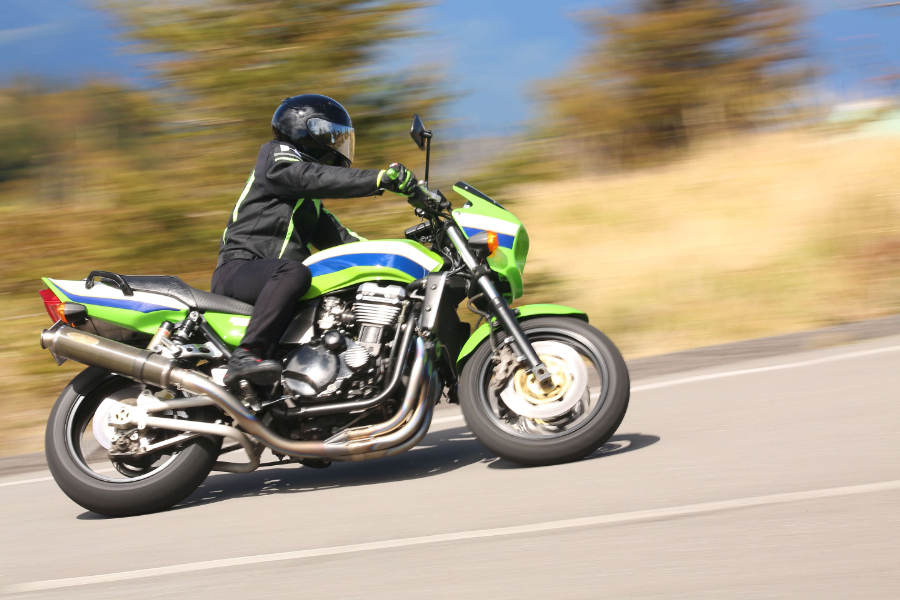 バイクに乗っている人